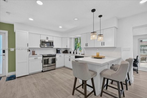 House in Hollywood, Florida 3 bedrooms, 117.8 sq.m. № 2173220 - photo 6