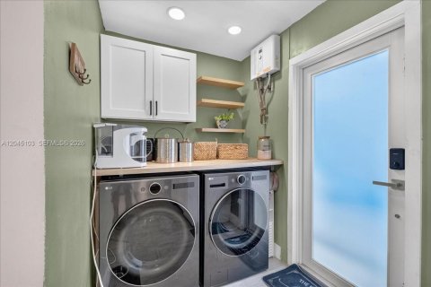 House in Hollywood, Florida 3 bedrooms, 117.8 sq.m. № 2173220 - photo 10