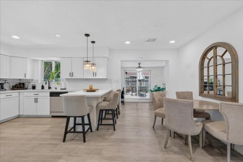 House in Hollywood, Florida 3 bedrooms, 117.8 sq.m. № 2173220 - photo 5