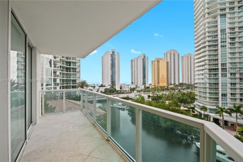 Condo in Sunny Isles Beach, Florida, 3 bedrooms  № 1993213 - photo 1
