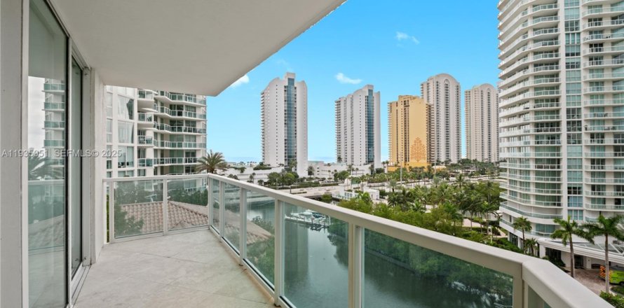 Condo in Sunny Isles Beach, Florida, 3 bedrooms  № 1993213