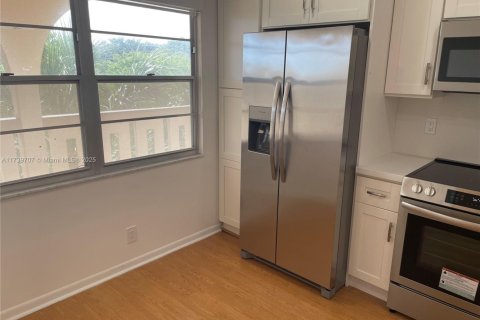Condo in Coconut Creek, Florida, 2 bedrooms  № 1864307 - photo 10