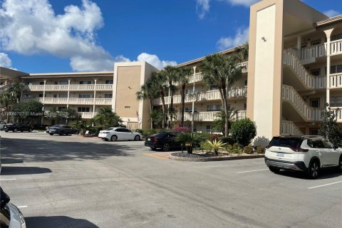 Condo in Coconut Creek, Florida, 2 bedrooms  № 1864307 - photo 1