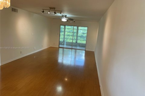 Condo in Coconut Creek, Florida, 2 bedrooms  № 1864307 - photo 11