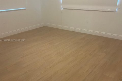 Снять в аренду виллу или дом в Норт-Майами, Флорида 3 спальни, № 2034974 - фото 6