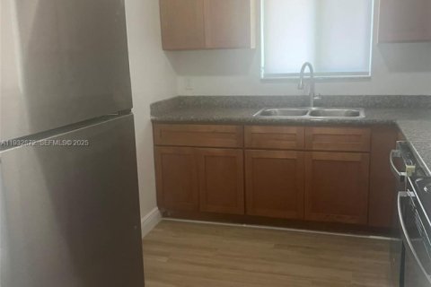 Снять в аренду виллу или дом в Норт-Майами, Флорида 3 спальни, № 2034974 - фото 4