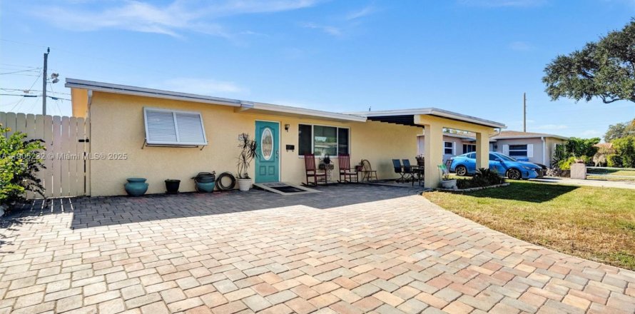 Дом в Холливуд, Флорида 3 спальни, 127.93м2 № 1975554