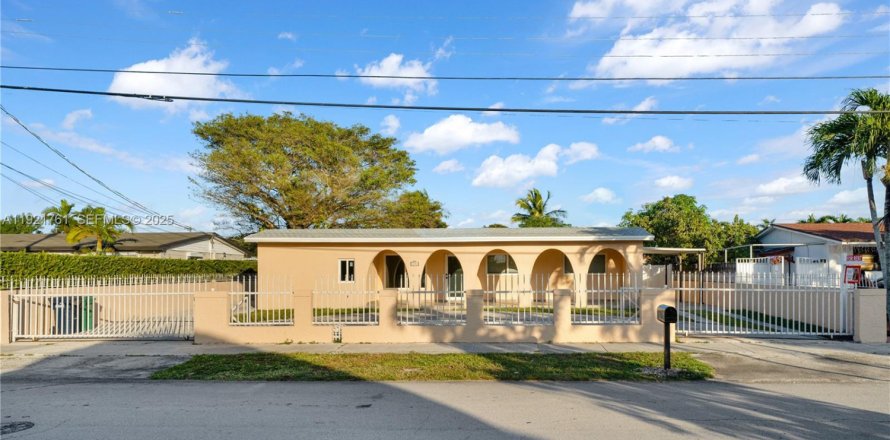 Дом в Майами, Флорида 3 спальни, 140.65м2 № 1986031