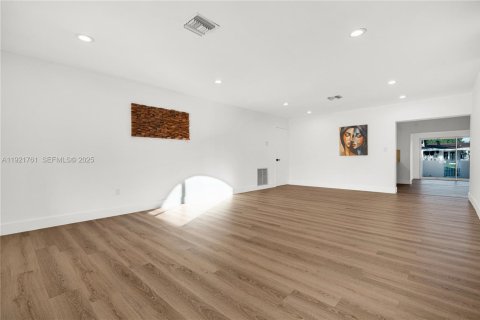 Снять в аренду виллу или дом в Майами, Флорида 3 спальни, 140.65м2, № 1986031 - фото 2