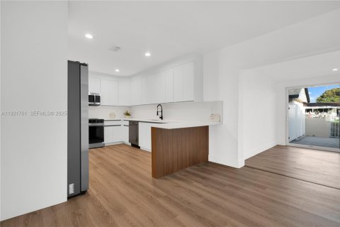 Снять в аренду виллу или дом в Майами, Флорида 3 спальни, 140.65м2, № 1986031 - фото 15