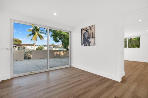 Снять в аренду виллу или дом в Майами, Флорида 3 спальни, 140.65м2, № 1986031 - фото 5