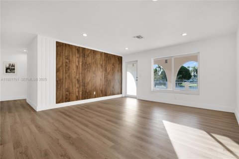 Снять в аренду виллу или дом в Майами, Флорида 3 спальни, 140.65м2, № 1986031 - фото 11