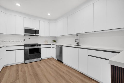 Снять в аренду виллу или дом в Майами, Флорида 3 спальни, 140.65м2, № 1986031 - фото 14