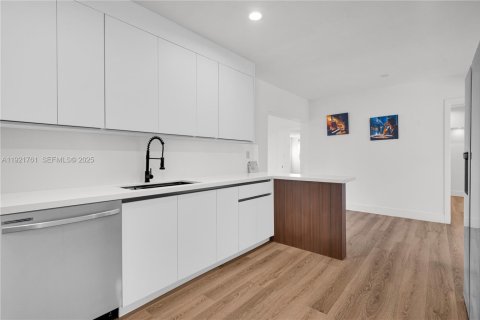 Снять в аренду виллу или дом в Майами, Флорида 3 спальни, 140.65м2, № 1986031 - фото 16