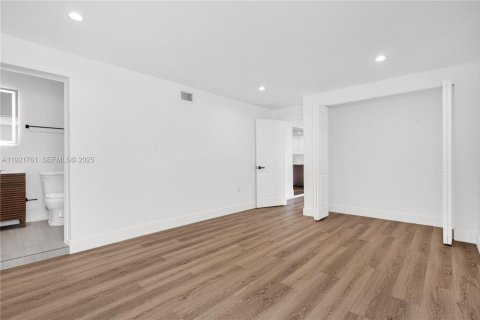 Снять в аренду виллу или дом в Майами, Флорида 3 спальни, 140.65м2, № 1986031 - фото 7