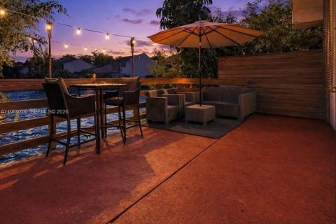 Adosado en Miami, Florida 3 dormitorios, 111.48 m2 № 2057737