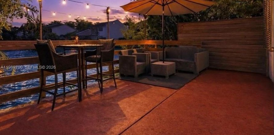 Adosado en Miami, Florida 3 dormitorios, 111.48 m2 № 2057737