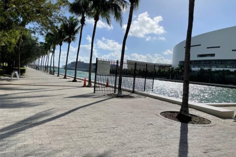 Condo in Miami, Florida, 1 bedroom  № 1956938 - photo 27