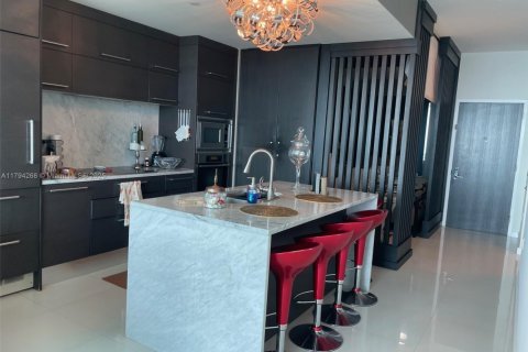 Condo in Miami, Florida, 1 bedroom  № 1956938 - photo 5