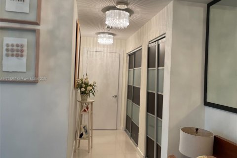 Condo in Miami, Florida, 1 bedroom  № 1956938 - photo 9