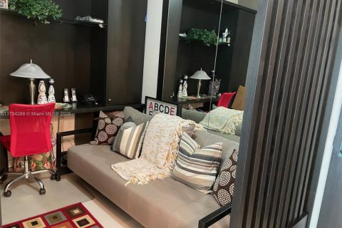 Condo in Miami, Florida, 1 bedroom  № 1956938 - photo 3