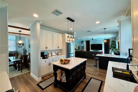 House in Miramar, Florida 5 bedrooms, 344.3 sq.m. № 1999078 - photo 7