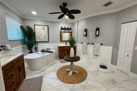 House in Miramar, Florida 5 bedrooms, 344.3 sq.m. № 1999078 - photo 15