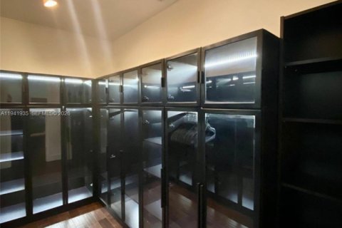 House in Miramar, Florida 5 bedrooms, 344.3 sq.m. № 1999078 - photo 18