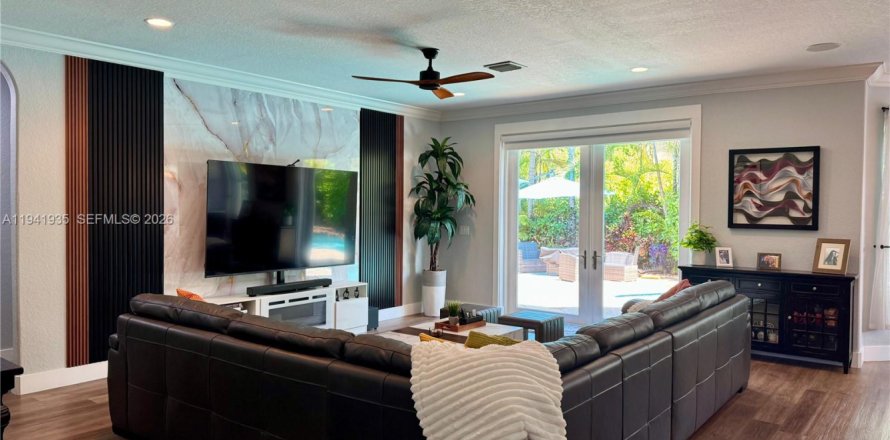 House in Miramar, Florida 5 bedrooms, 344.3 sq.m. № 1999078