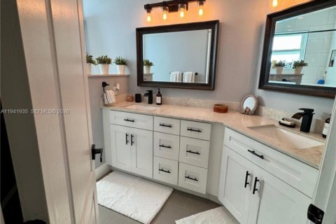 House in Miramar, Florida 5 bedrooms, 344.3 sq.m. № 1999078 - photo 16