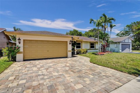 House in Sunrise, Florida 3 bedrooms, 172.15 sq.m. № 1892684 - photo 5