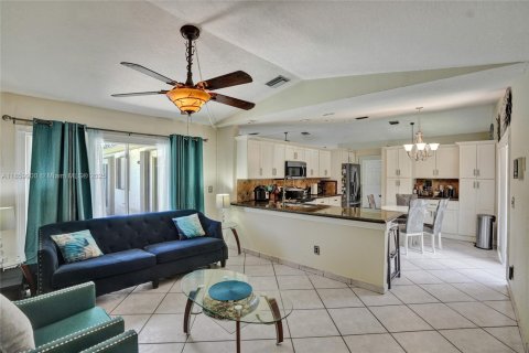 House in Sunrise, Florida 3 bedrooms, 172.15 sq.m. № 1892684 - photo 12