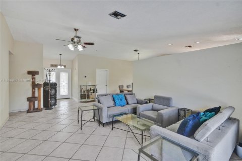 House in Sunrise, Florida 3 bedrooms, 172.15 sq.m. № 1892684 - photo 7
