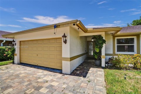 House in Sunrise, Florida 3 bedrooms, 172.15 sq.m. № 1892684 - photo 6