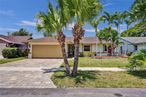 House in Sunrise, Florida 3 bedrooms, 172.15 sq.m. № 1892684 - photo 3