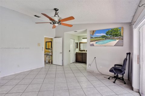 House in Sunrise, Florida 3 bedrooms, 172.15 sq.m. № 1892684 - photo 23