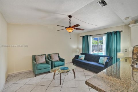 House in Sunrise, Florida 3 bedrooms, 172.15 sq.m. № 1892684 - photo 13