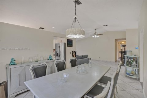 House in Sunrise, Florida 3 bedrooms, 172.15 sq.m. № 1892684 - photo 10