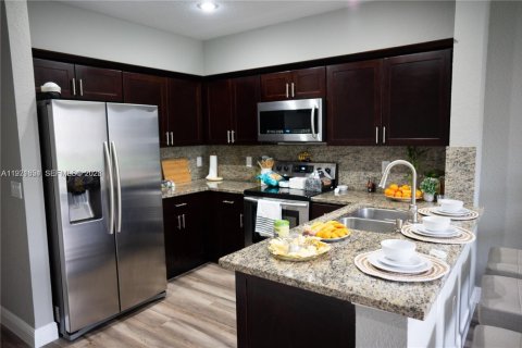 Touwnhouse à vendre à Tamarac, Floride: 3 chambres, 123.75 m2 № 2036423 - photo 2