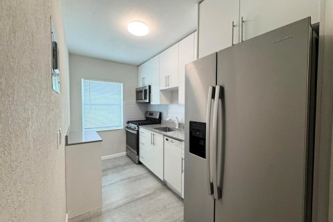 Apartamento en alquiler en Miami Beach, Florida, 1 dormitorio, 1456.34 m2 № 2085852 - foto 3