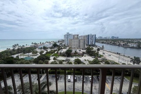 Copropriété à louer à Hollywood, Floride: 2 chambres, 145.86 m2 № 2412256 - photo 2