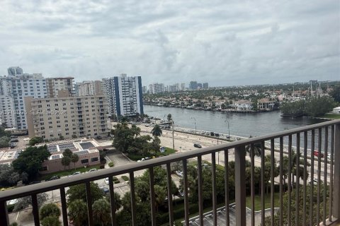 Copropriété à louer à Hollywood, Floride: 2 chambres, 145.86 m2 № 2412256 - photo 21