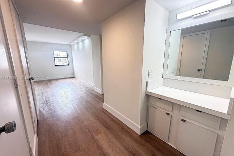Copropriété à louer à Hollywood, Floride: 2 chambres, 145.86 m2 № 2412256 - photo 17