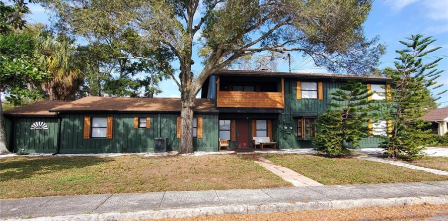 Duplex in Largo, Florida 7 bedrooms, 323.02 sq.m. № 2213160