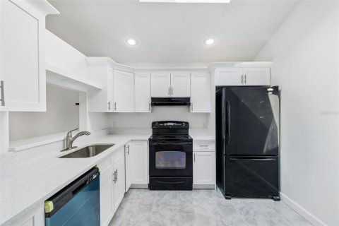 House in Orlando, Florida 3 bedrooms, 105.82 sq.m. № 2215599 - photo 5