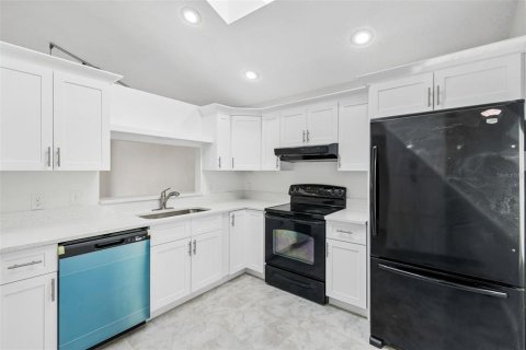 House in Orlando, Florida 3 bedrooms, 105.82 sq.m. № 2215599 - photo 4