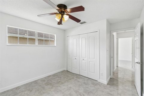 House in Orlando, Florida 3 bedrooms, 105.82 sq.m. № 2215599 - photo 12