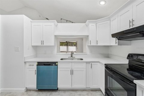 House in Orlando, Florida 3 bedrooms, 105.82 sq.m. № 2215599 - photo 10