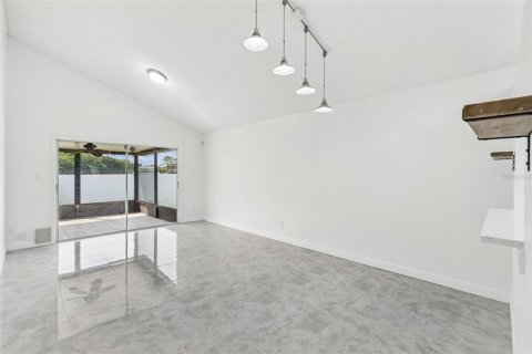 House in Orlando, Florida 3 bedrooms, 105.82 sq.m. № 2215599 - photo 22