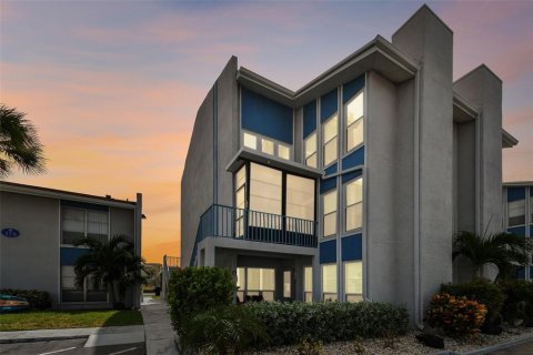 Condominio en Madeira Beach, Florida, 2 dormitorios  № 2213084